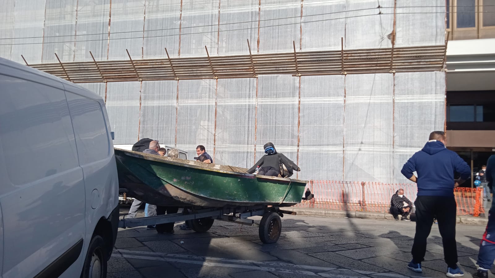 Cagliari, i ricciai furiosi bloccano via Roma con le barche: “Senza ricci non sopravviveremo”