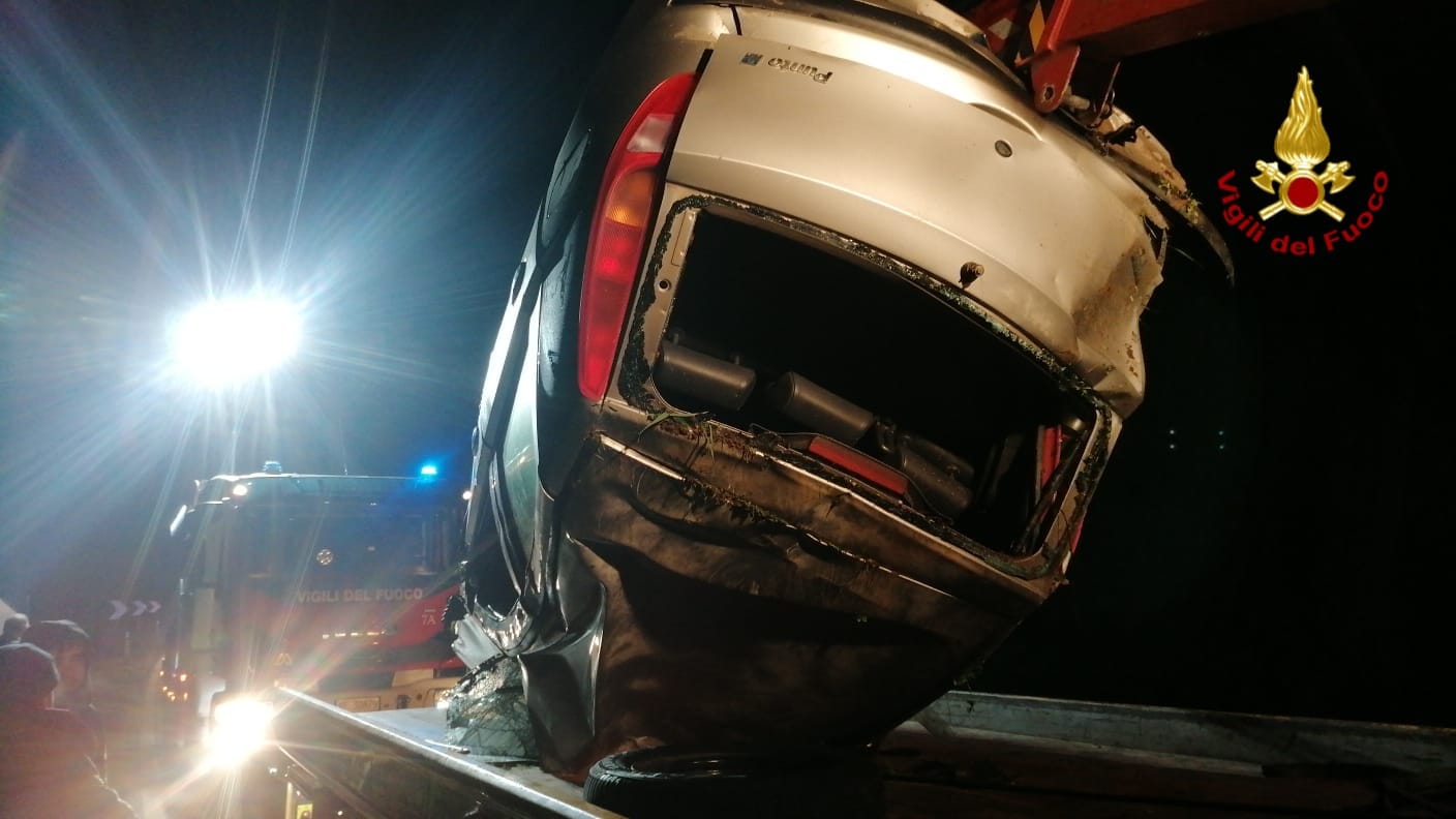 Pauroso incidente sulla 196 a Villacidro, auto finisce fuori strada e si ribalta: 30enne all’ospedale