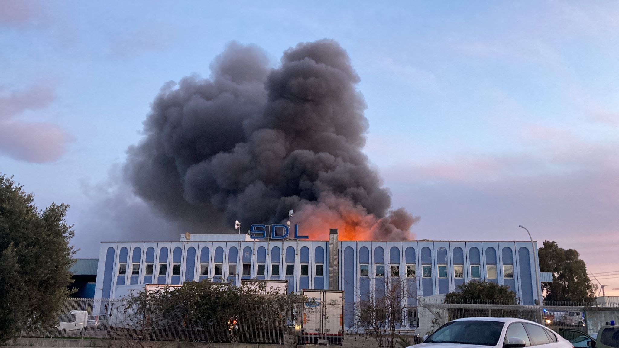 Vasto incendio a Macchiareddu, un capannone avvolto dalle fiamme: fuoco e paura 