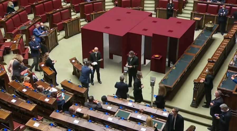 Mattarella sbanca: 336 voti. Partiti allo sbaraglio dopo la sesta fumata nera