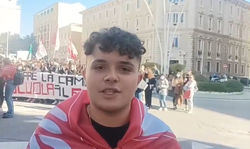 Migliaia di studenti sardi in sciopero: “Banchi vuoti in 55 scuole, dateci la dad per fermare i contagi”