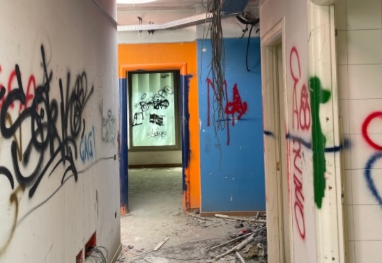 Quartu, ex asilo abbandonato e vandalizzato: “Quando nascerà il commissariato?”