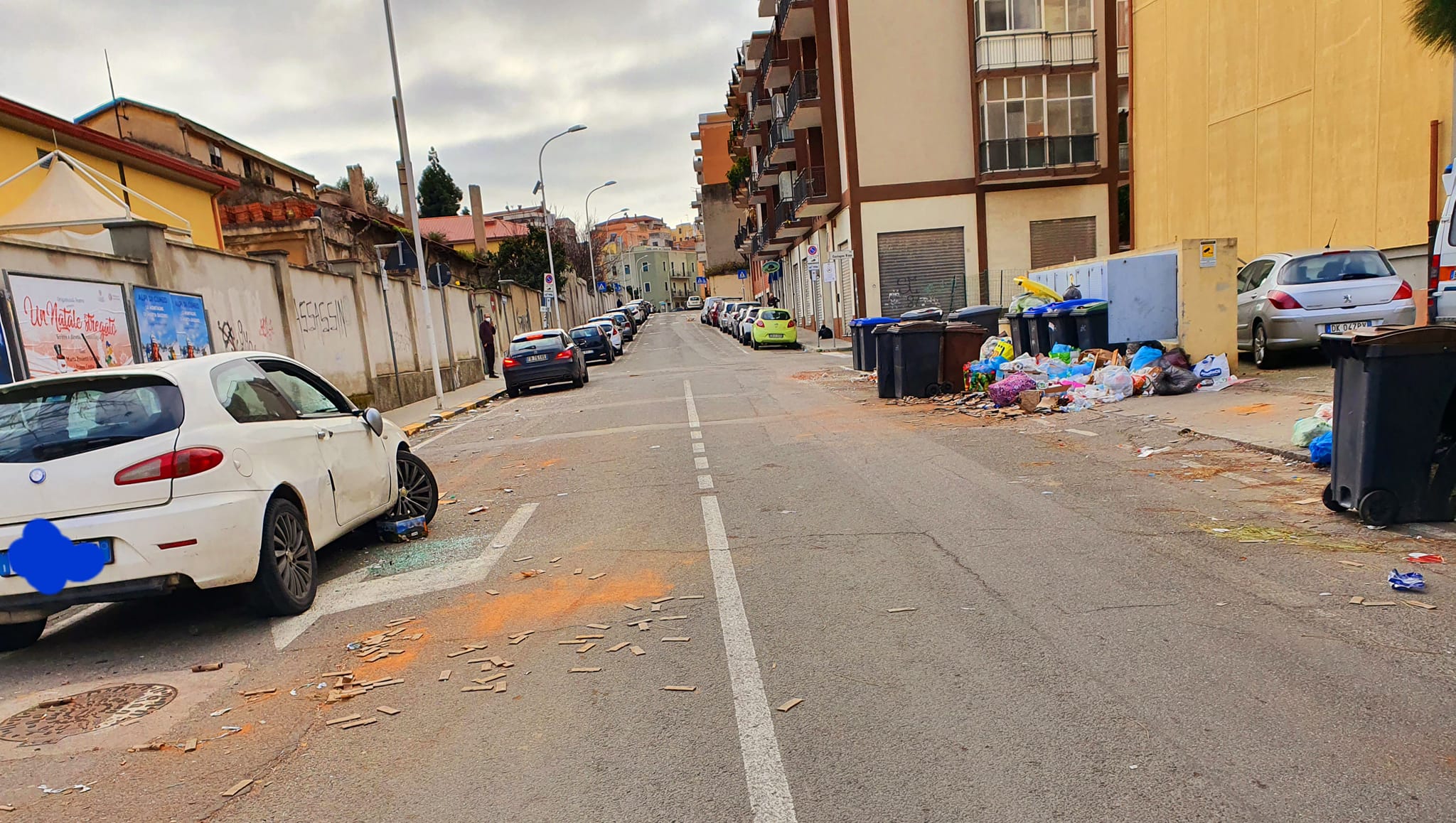 Cagliari, in via Timavo cumuli di spazzatura selvaggia, macerie e carcasse d’auto: “Sembra Beirut”