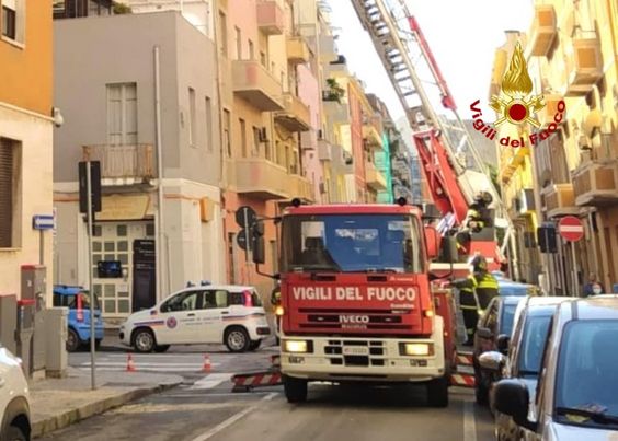 Cadono calcinacci dalla facciata di una palazzina, danneggiata un’auto in sosta