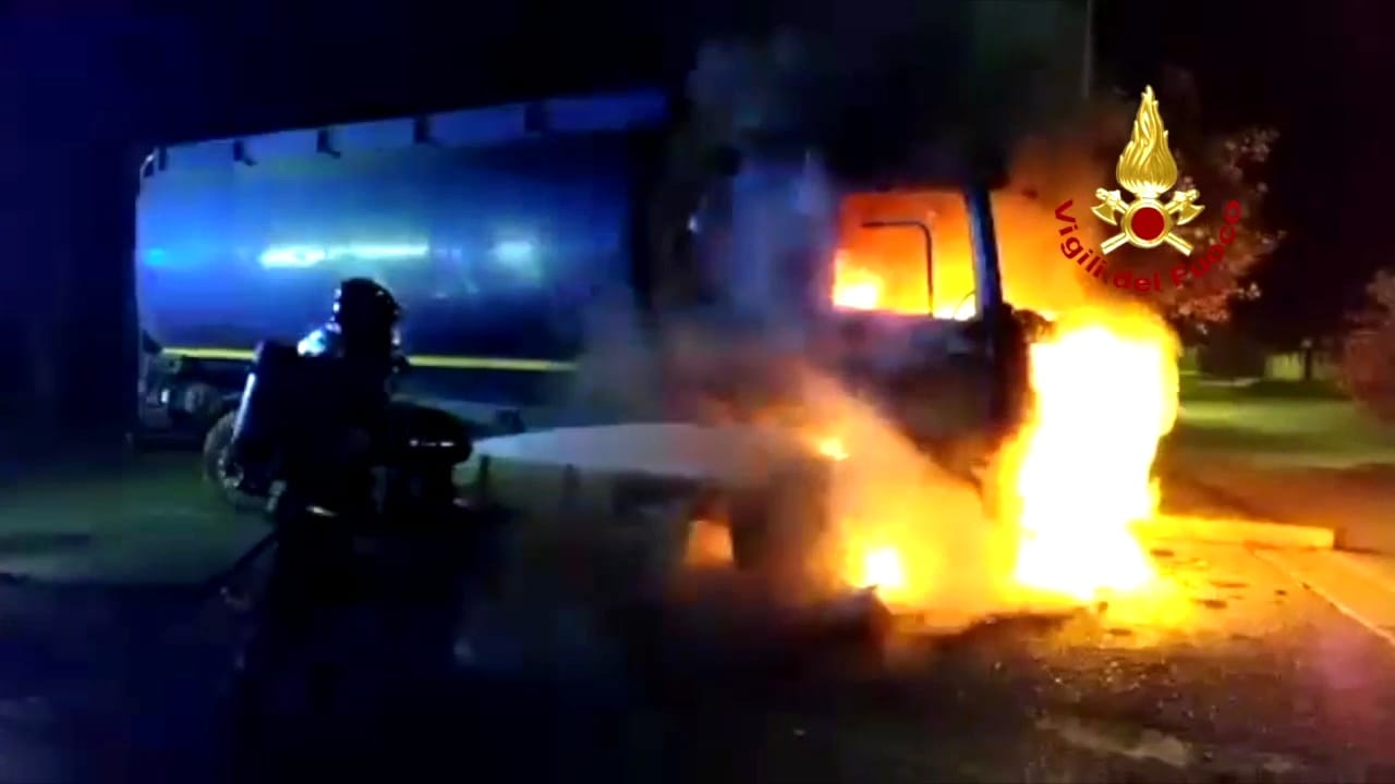 In fiamme un camion cisterna per il trasporto di mangimi, paura a Decimomannu