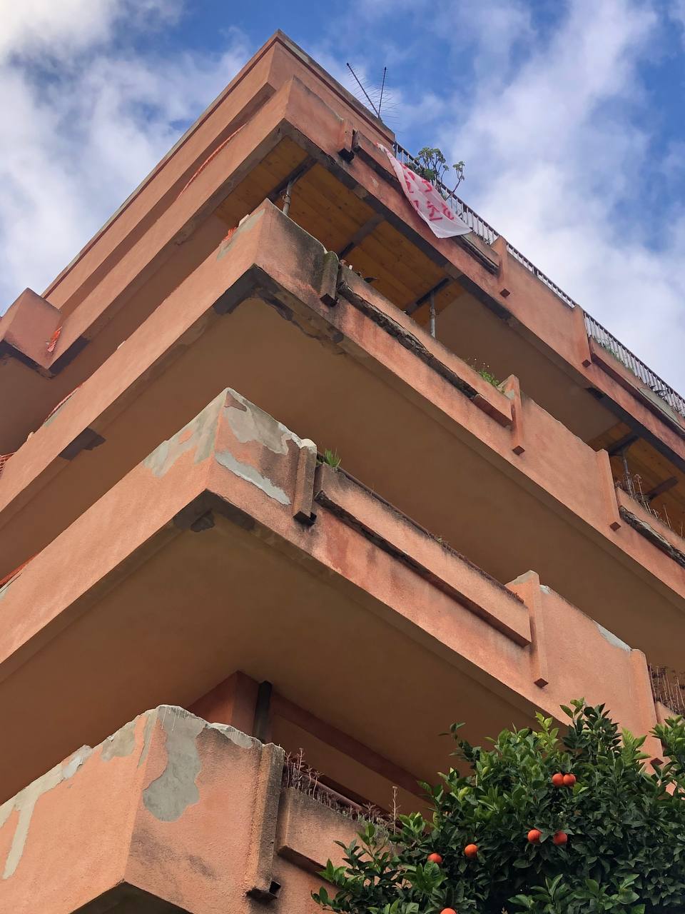 Gli universitari a Truzzu: “Solo propaganda sul campus, viviamo tra balconi fatiscenti e soffitti allagati”