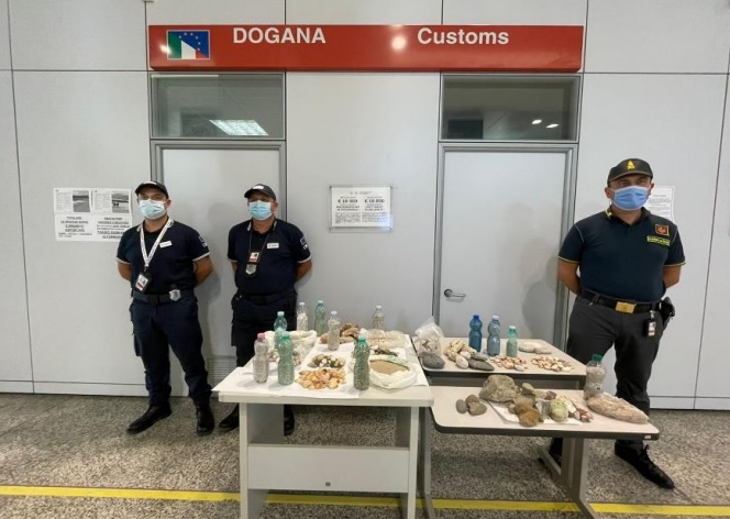 Il virus non ferma i turisti ladri, Sardegna saccheggiata nel 2021: rubate migliaia di conchiglie e 131 chili di sabbia