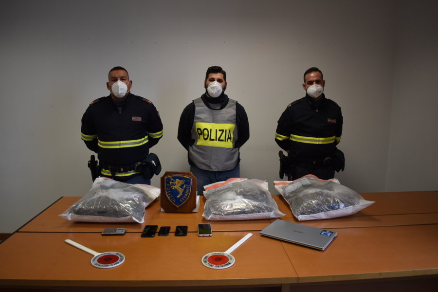 Cagliari, 8 kg di marijuana nel bagagliaio dell’auto: arrestati due giovani