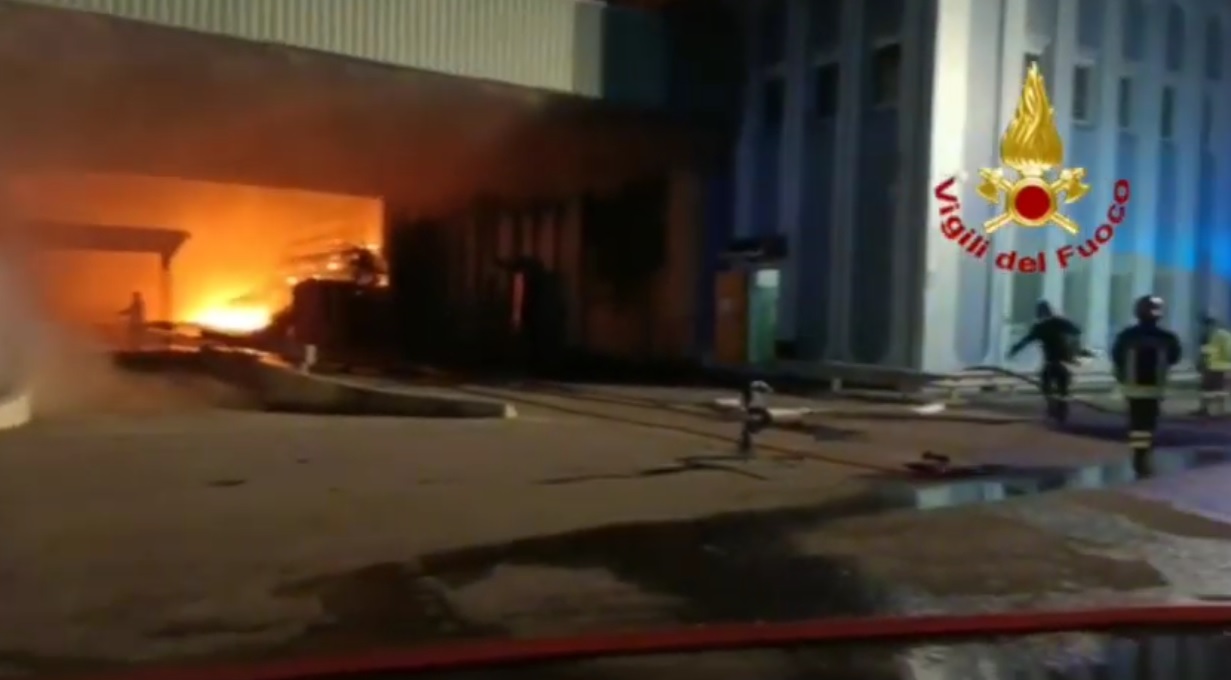 Inferno di fuoco a Macchiareddu, un gigantesco incendio divora un capannone della Sdl