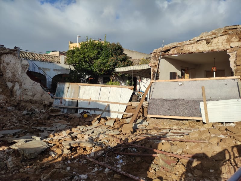 Cagliari, paura nella notte a Pirri: crolla un muro in via Argiolas
