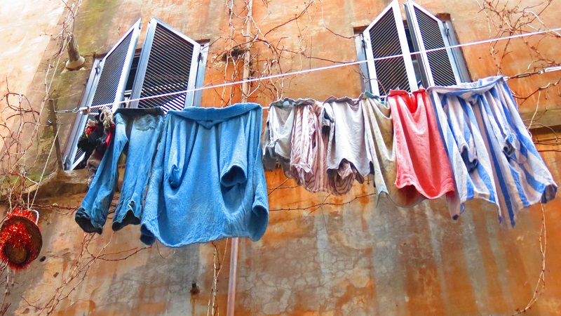 Cagliari, vietato stendere i panni ai balconi. La consigliera: “Ti compri l’asciugatrice e hai risolto”