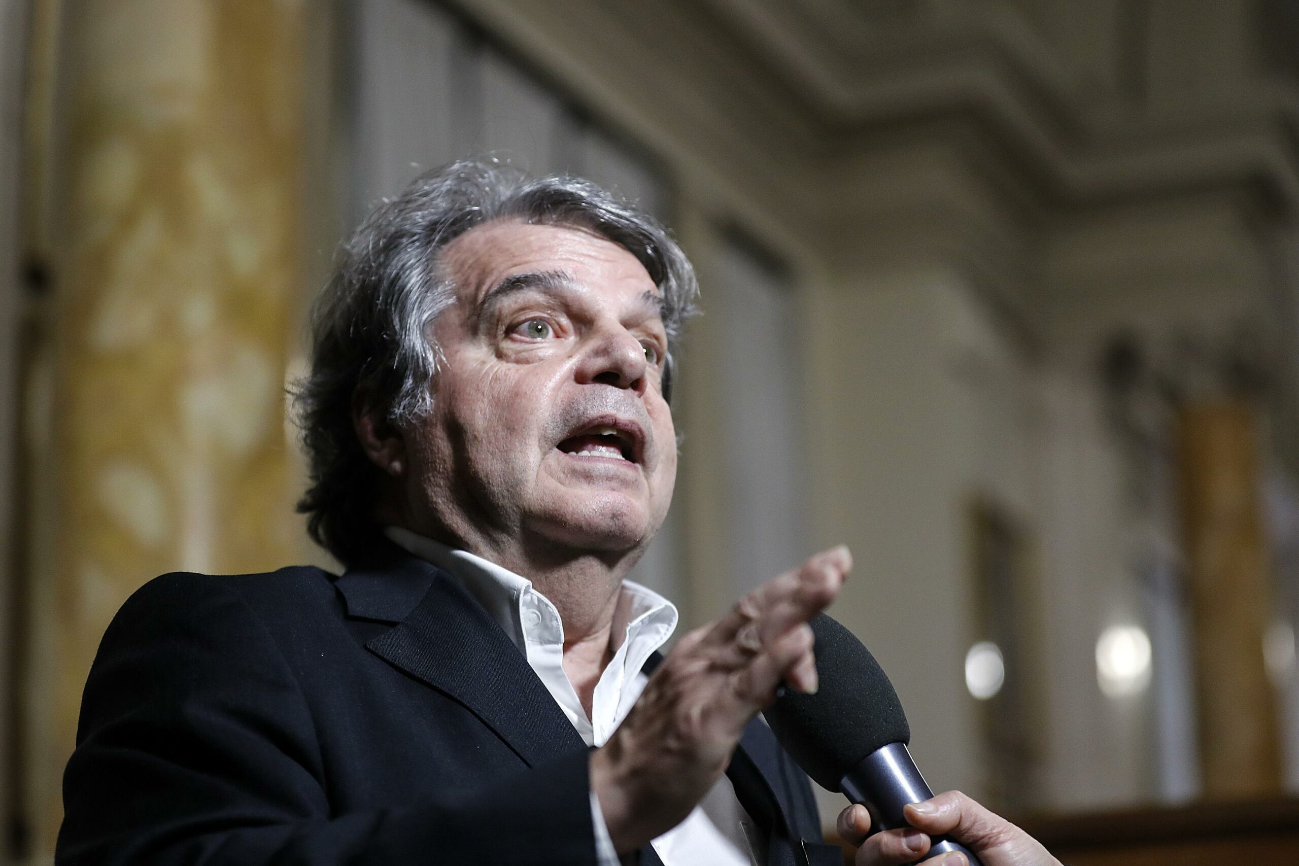 Senza green pass solo in supermercati e farmacie: nuovo scontro nel governo