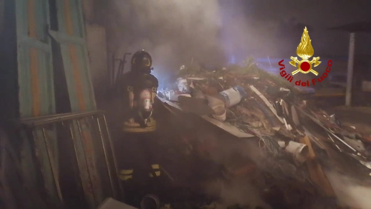 Paura a Quartu, rogo di rifiuti in via padre Picci: il fumo denso invade le case e la 554