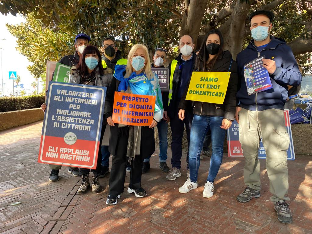 “Caricati di responsabilità e lavoro e sottopagati”, sciopero degli infermieri in Sardegna