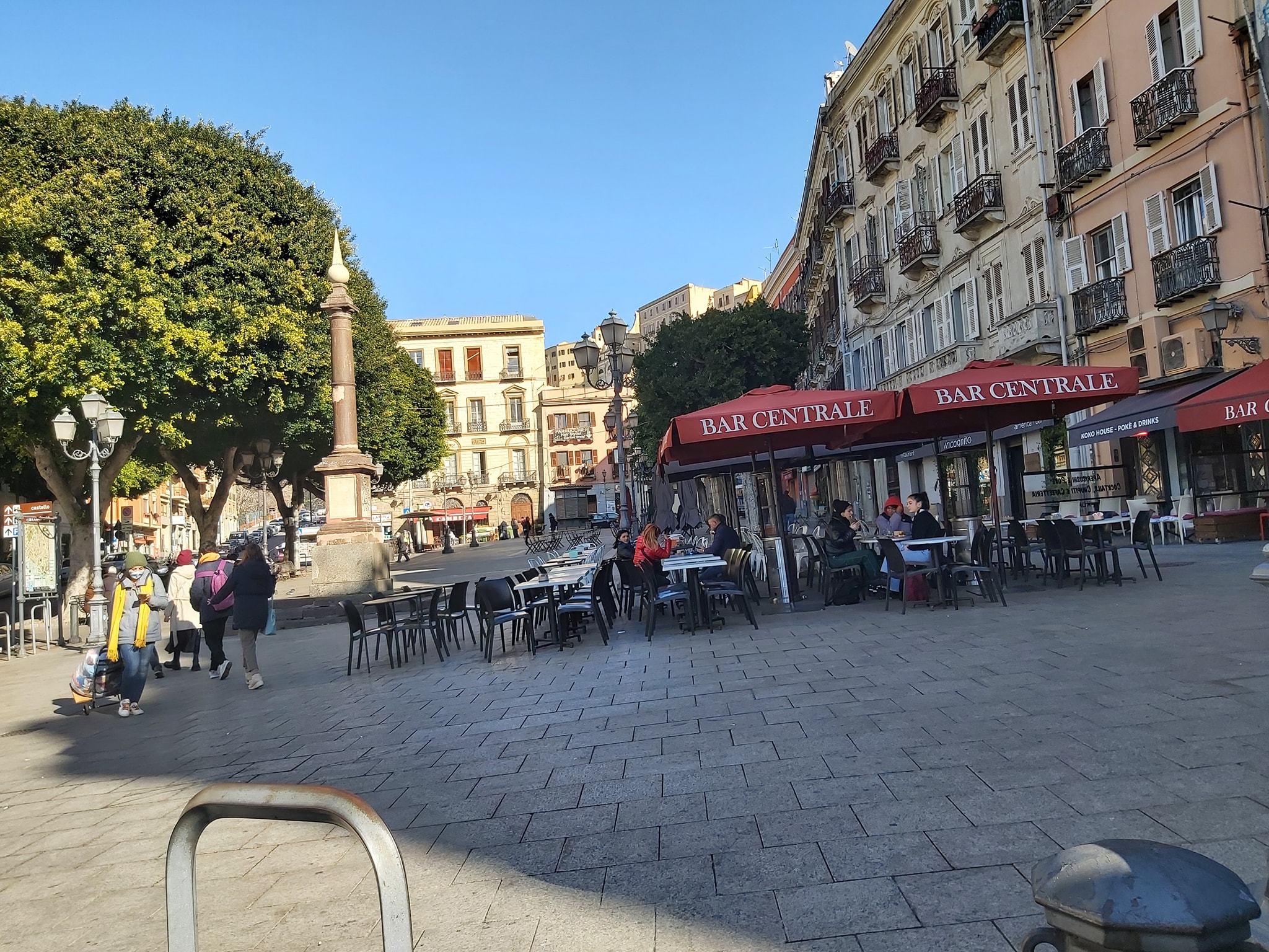 Viaggio nella Cagliari che si blinda per Omicron: piazza Yenne e ristoranti vuoti, il green pass non batte la paura