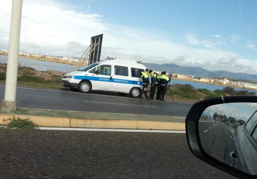 Quartu, telelaser implacabile: una patente ritirata e 3 multe sulla “pista” del lungomare Poetto
