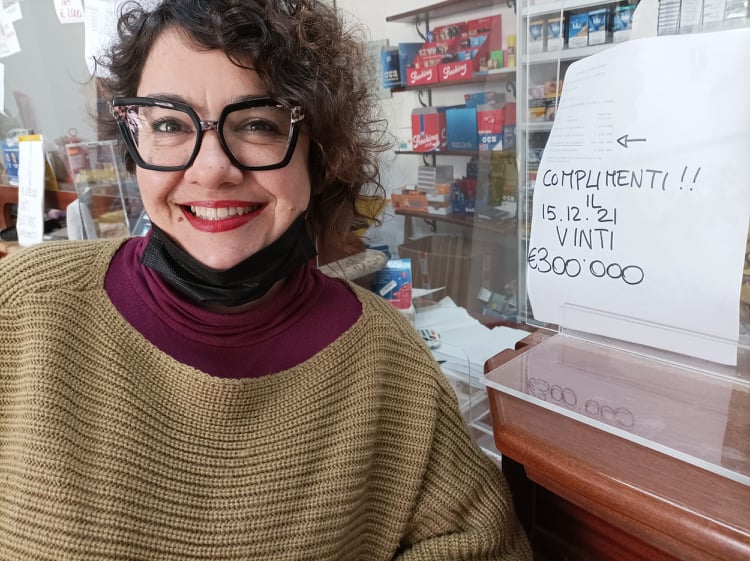 Assemini, spende 5 euro e ne vince 300mila al gratta e vinci: “Speriamo che sia una partita Iva”
