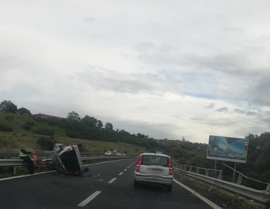 Cagliari, incidente alle porte della città: gomma esplosa, un’auto finisce contro il guard rail