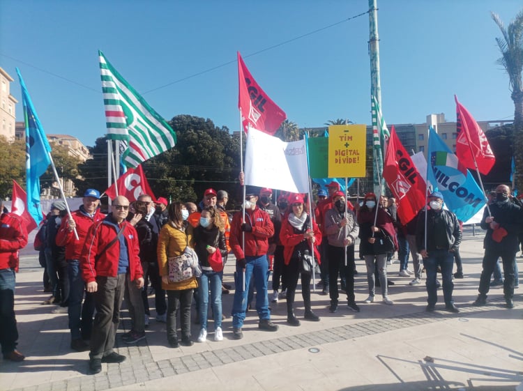 Cagliari, il dramma di 700 lavoratori della Tim: “Dopo decenni di sicurezza stiamo per perdere il lavoro”
