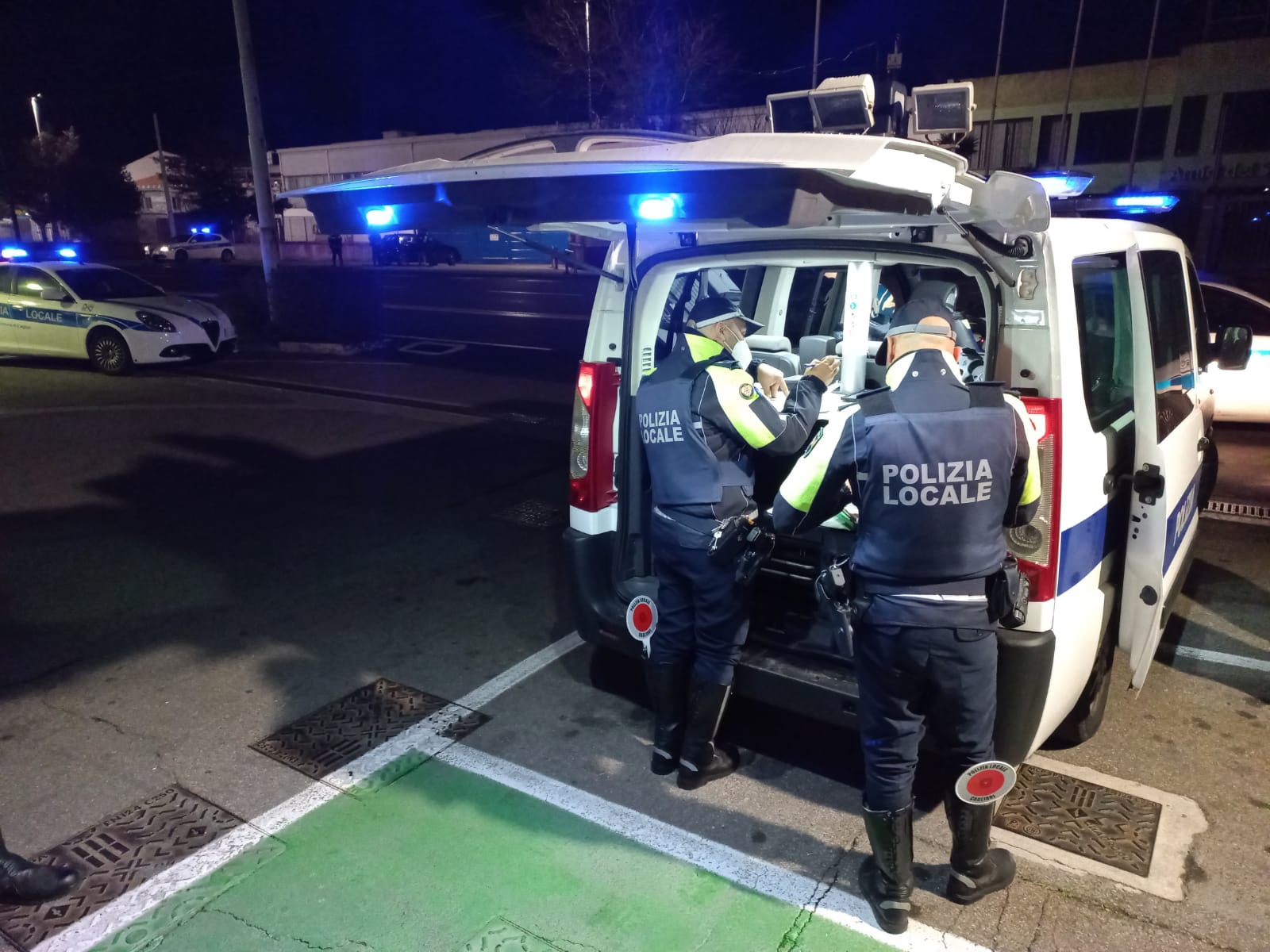 Ubriaco contromano in viale Marconi, una settimana dopo l’incidente di Gaia e Giulia: patente ritirata