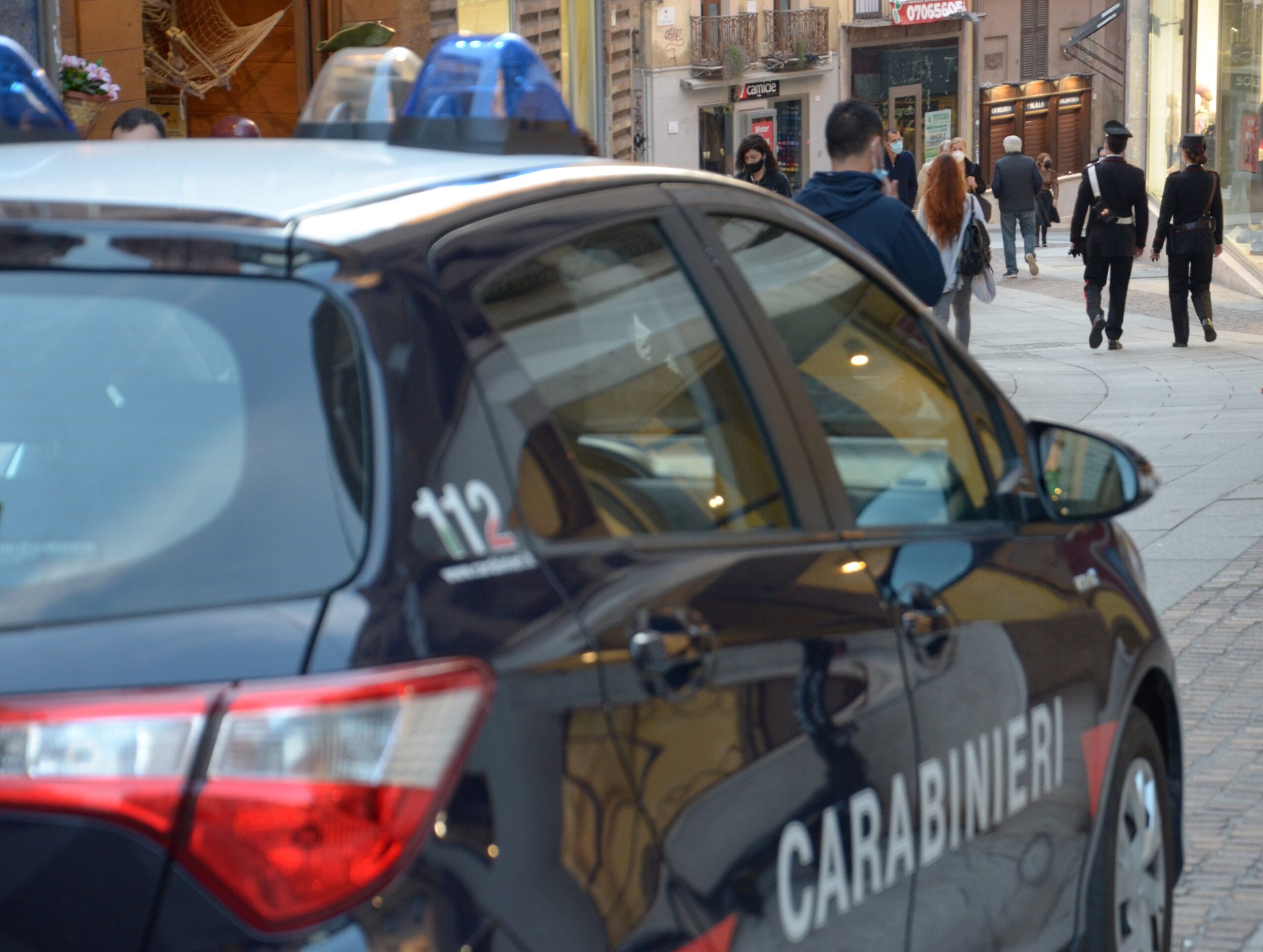 Cagliari, ruba la merce e spintona la commessa: denunciato il rapinatore di via Garibaldi