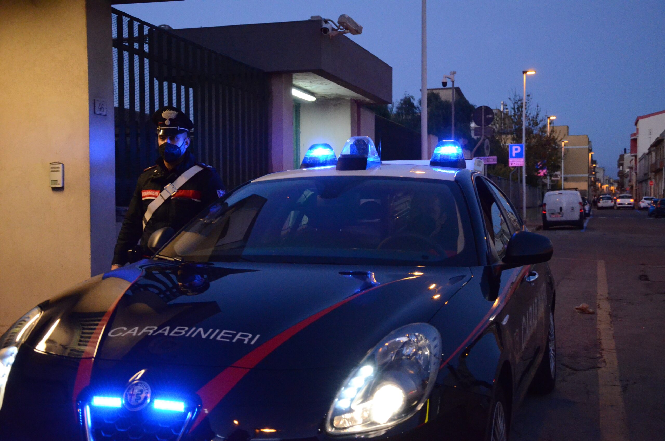 Tenta la fuga con il monopattino, in casa oltre 1 kg di droga: 50enne arrestato a Serrenti