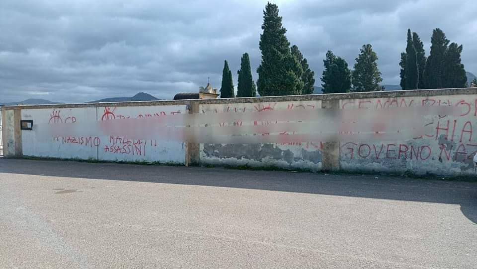 Villamassargia, scritte e insulti contro green pass e Governo sul muro del cimitero: “Questo non è rispetto”
