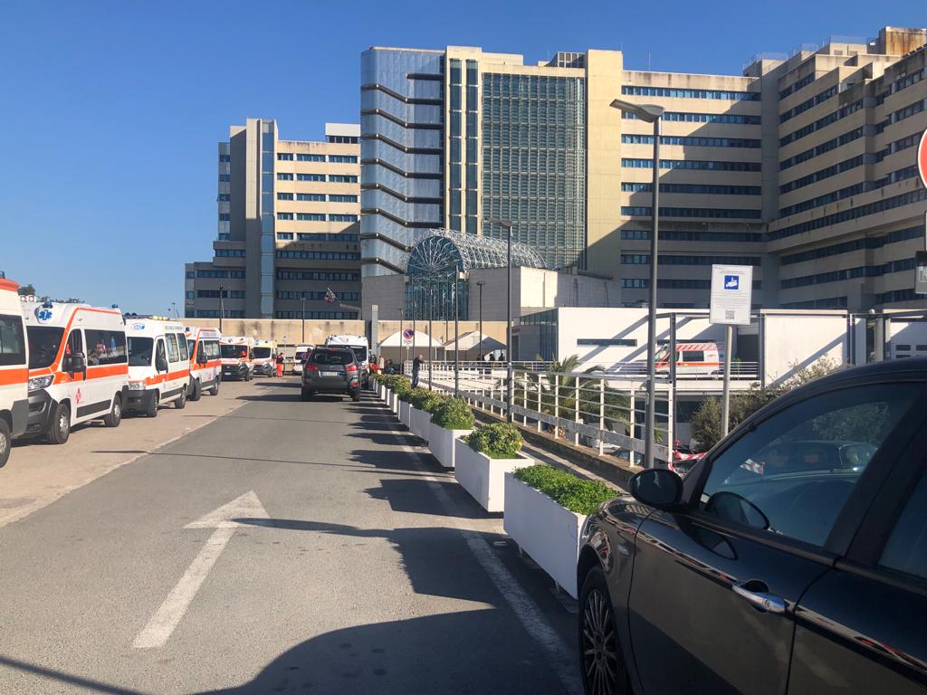 Cagliari, fila record di ambulanze al Brotzu: “Odissea infinita tra pazienti positivi e sospetti, riaprite il Santissima Trinità”