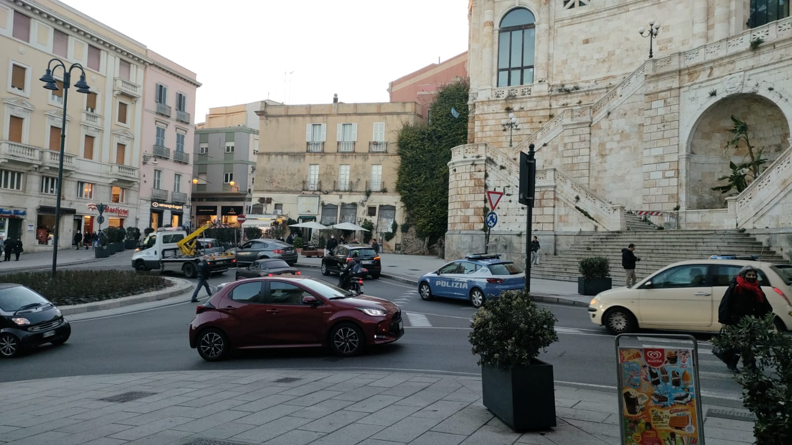 Cagliari, lite tra un automobilista e un pedone in piazza Costituzione: urla e calci in pieno centro