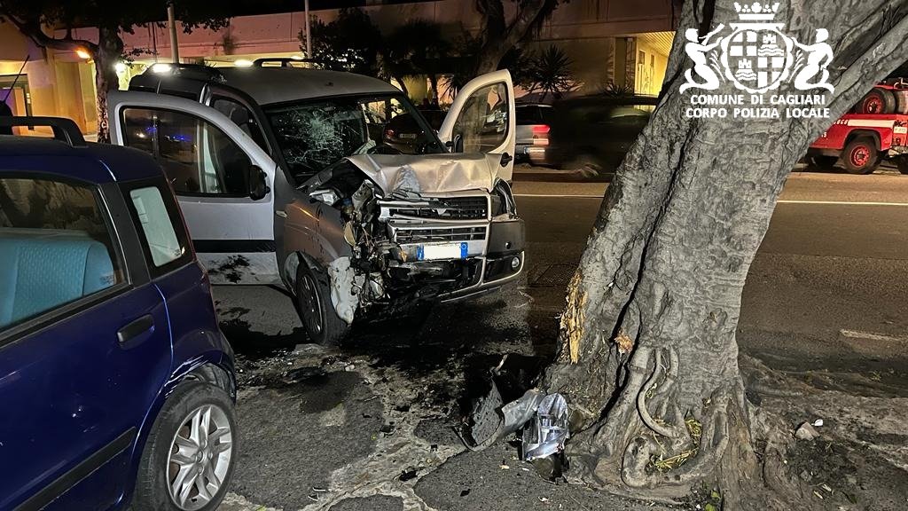 Cagliari, Fiat Doblò si schianta su un albero in viale Trieste: morto un 46enne, una donna è gravissima
