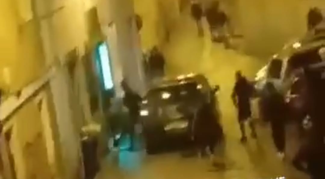 Risse, urla e colpi alle auto: weekend di follia alla Marina