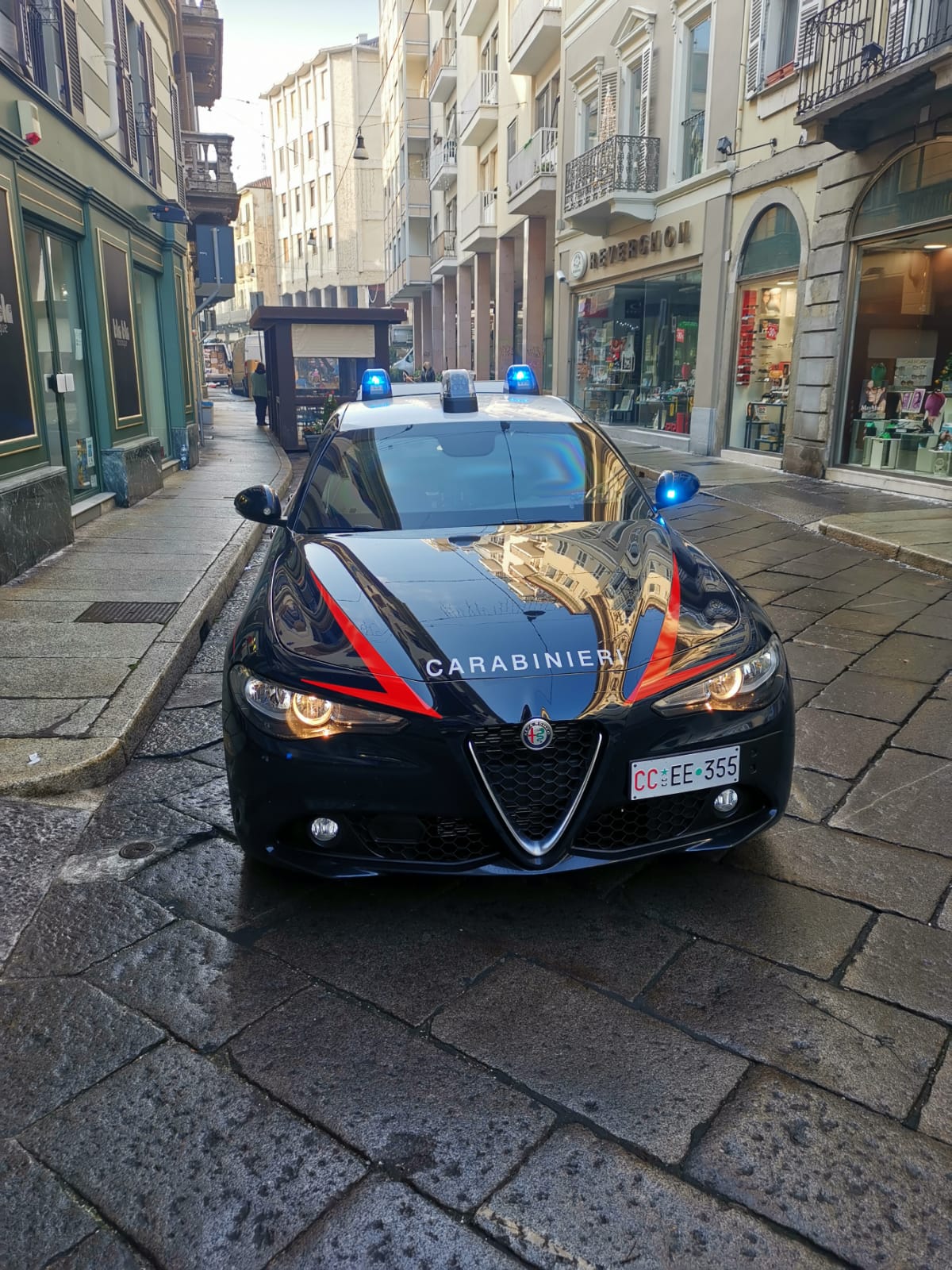 Lancia una pietra e danneggia un’auto a Decimomannu, 15enne cagliaritano denunciato dai carabinieri