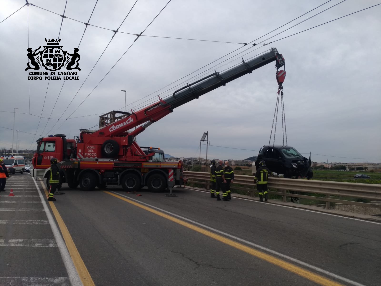 Cagliari, grosso sospiro di sollievo: fuori pericolo la coppia volata con la Smart nel canale di Terramaini