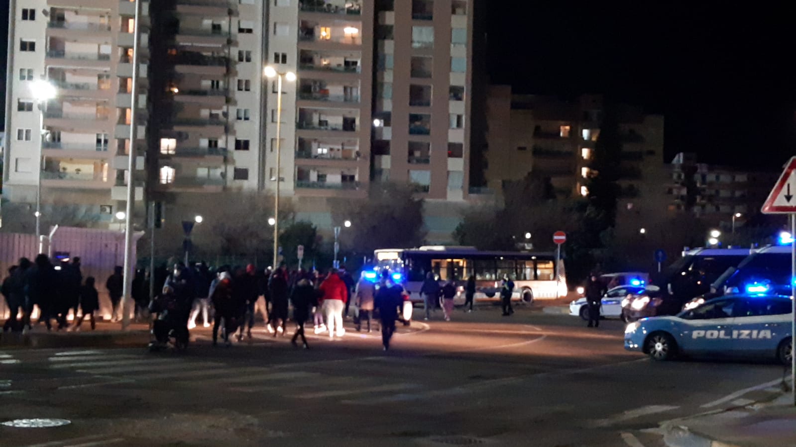 Scontri fuori dalla Unipol Domus dopo la gara, la polizia carica i tifosi del Cagliari