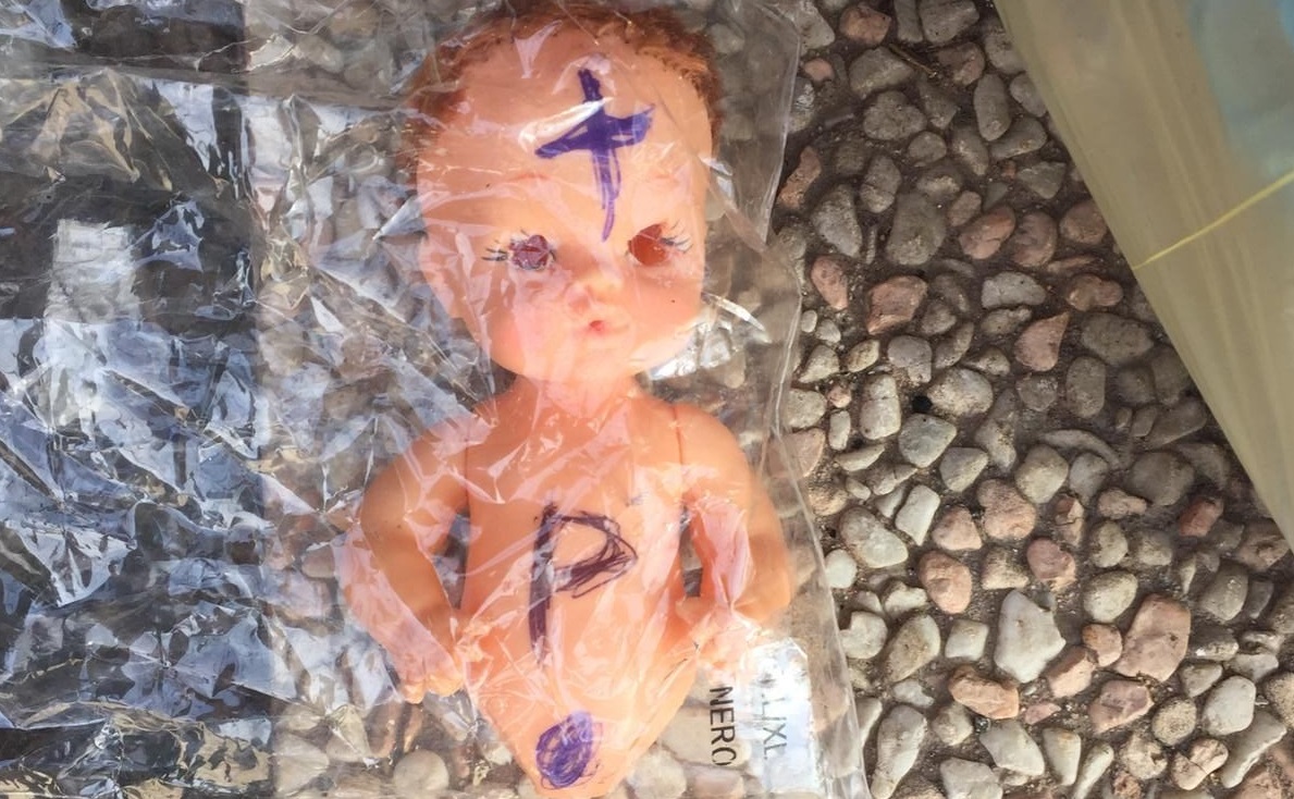 Villa San Pietro, ossessionata dalla gelosia per il marito recapita bamboline vudù a due ragazze