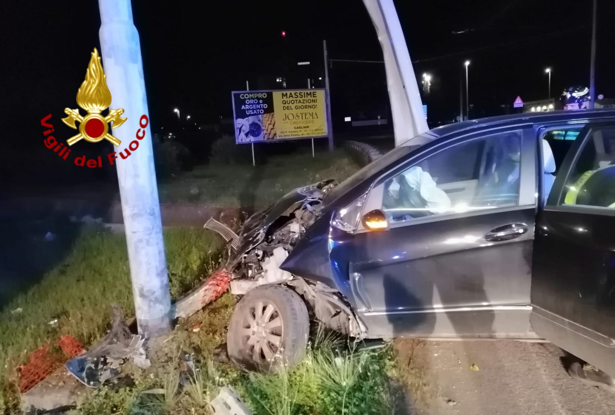 Cagliari, con l’auto sopra la rotonda: incidente nella notte in viale Marconi