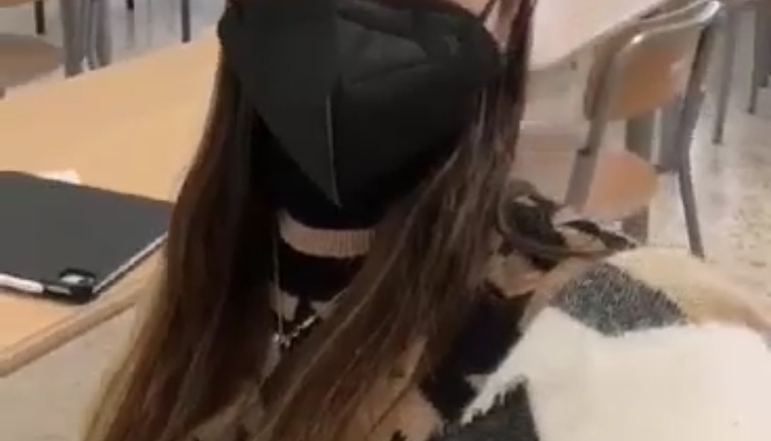 Cagliari, “due compagni positivi: da sola in aula perché ho fatto il terzo vaccino 7 giorni fa” (VIDEO)