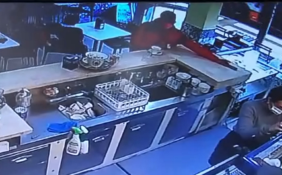 Elmas, chiede un cappuccino e ruba il cellulare alla barista: “È scappato col mio iPhone 12”