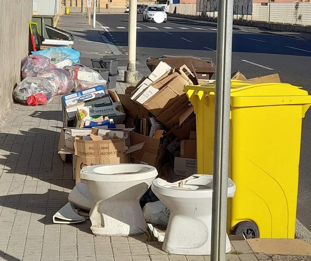 Cagliari, pessima cartolina di benvenuto: rifiuti e due wc in viale La Playa