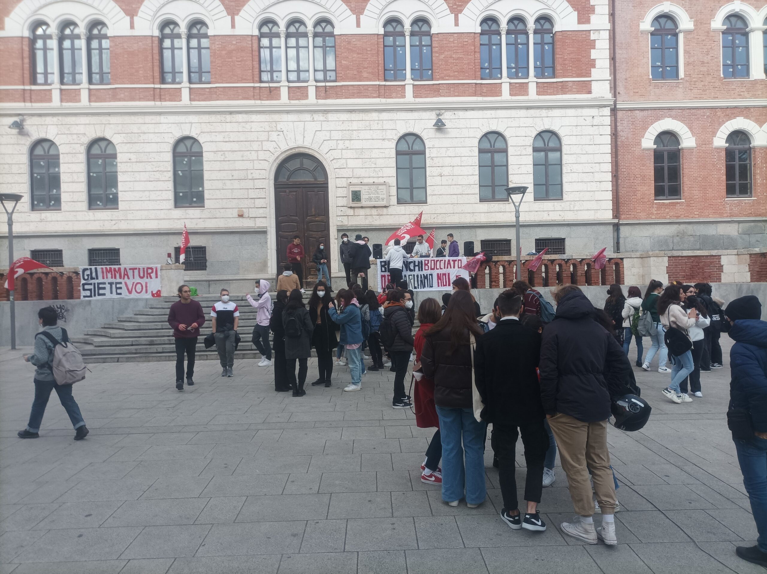 Cagliari, gli studenti delle superiori in piazza: “No all’esame scritto, siamo stremati dal Covid”