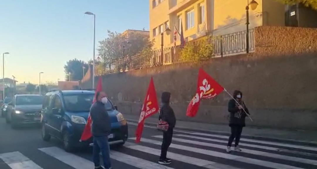 Cagliari, i lavoratori della scuola di musica furiosi: “Con 5 euro l’ora non viviamo”