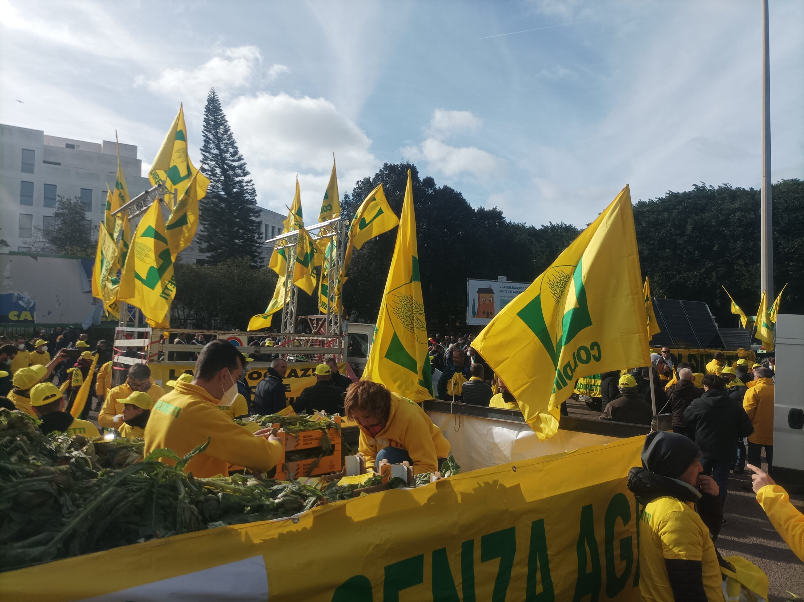 I pastori e allevatori stremati marciano su Cagliari: “Stiamo morendo tra bollette pazze e prezzi assurdi”