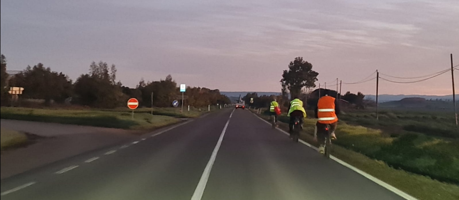 Decine di bici incolonnate sulla strada per Giba a Samassi, gli automobilisti: “E’ pericoloso”