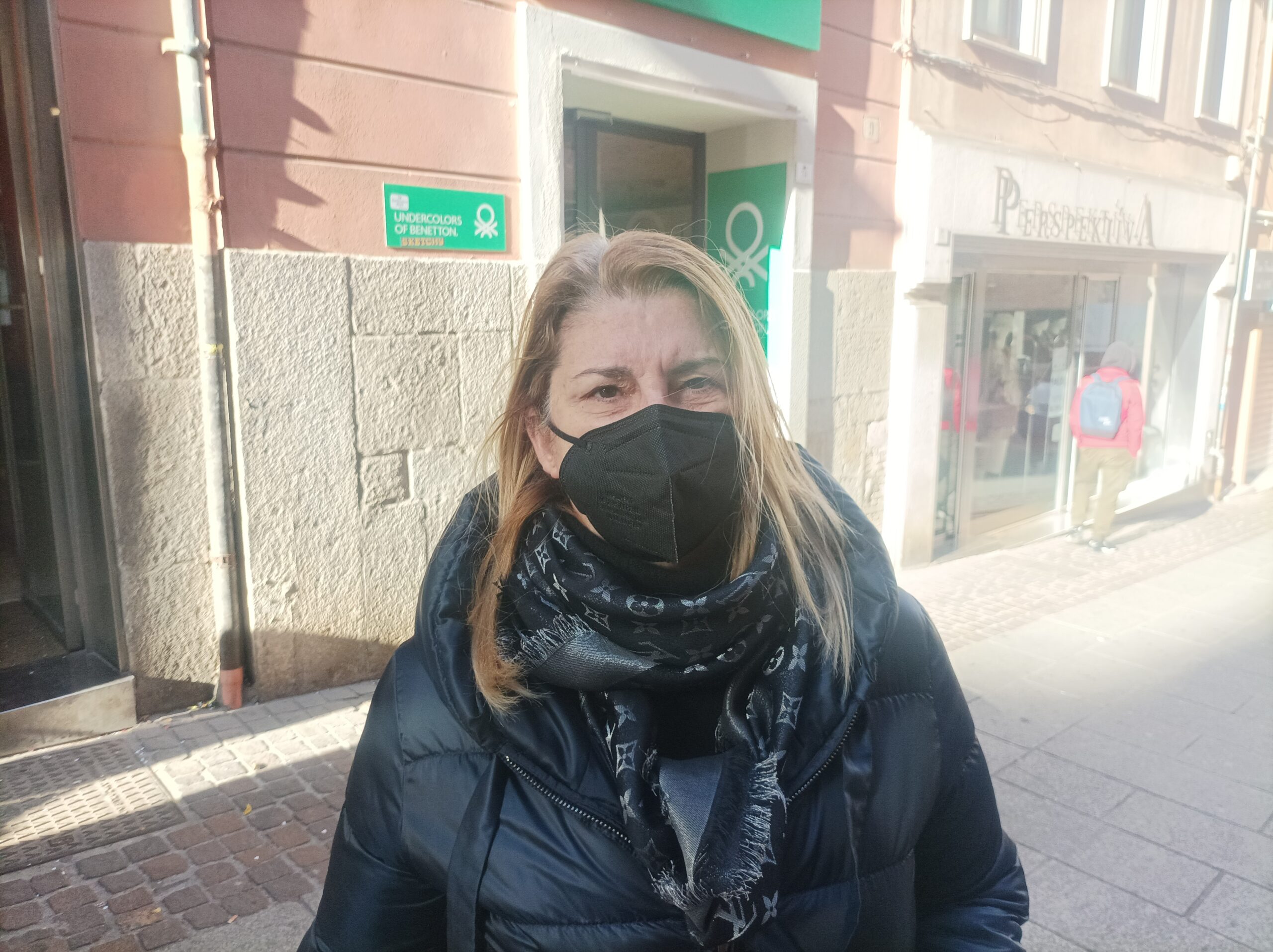 Cagliari, la difesa della negoziante: “Ho chiesto al violinista di abbassare la musica e mi ha preso a urla”