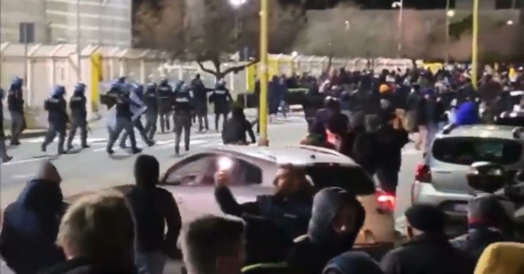 Scontri fuori dalla Unipol Domus dopo la gara, la polizia carica i tifosi del Cagliari