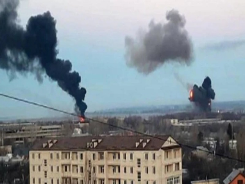 La guerra alle porte dell’Europa, decine di morti e feriti nell’Ucraina invasa dalla Russia: “Assedio a Kiev”