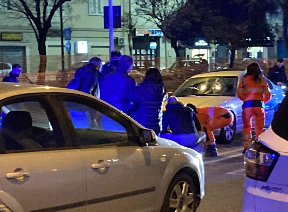 Paura ad Assemini, due ragazzi travolti da un’auto in Corso America