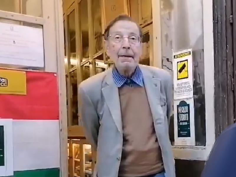 Cagliari, la storica tabaccheria di piazza Martiri rischia di chiudere: “Aiutateci, ci servono 50mila euro”