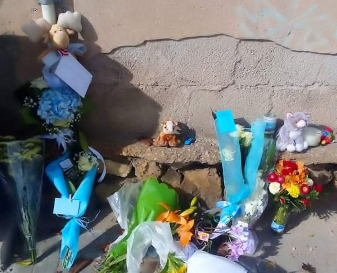 In via Cadello peluches, fiori e le lacrime dei cagliaritani per Daniele Ulver: “Dio, perché?”