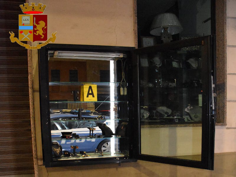 Cagliari, trovato l’autore della spaccata alla gioielleria del centro: in manette un pluripregiudicato